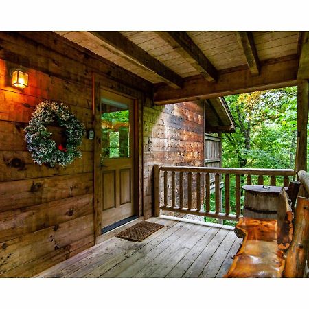 Villa Peekaboo With Hot Tub, Pool Table, And Jacuzzi Pigeon Forge Esterno foto