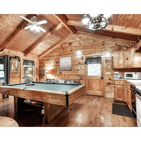 Villa Peekaboo With Hot Tub, Pool Table, And Jacuzzi Pigeon Forge Esterno foto