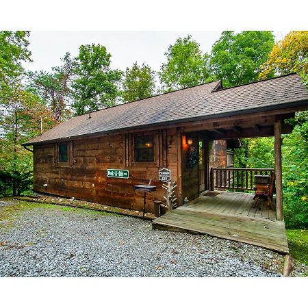 Villa Peekaboo With Hot Tub, Pool Table, And Jacuzzi Pigeon Forge Esterno foto