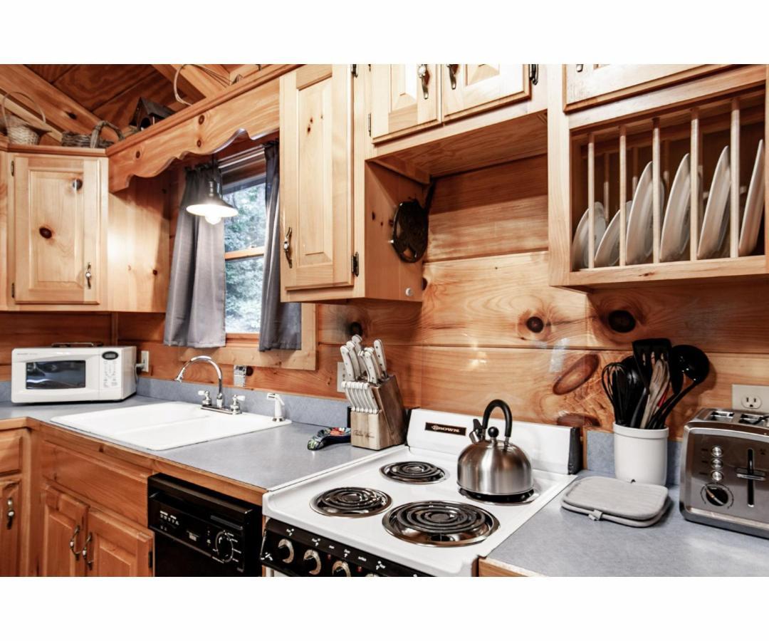Villa Peekaboo With Hot Tub, Pool Table, And Jacuzzi Pigeon Forge Esterno foto