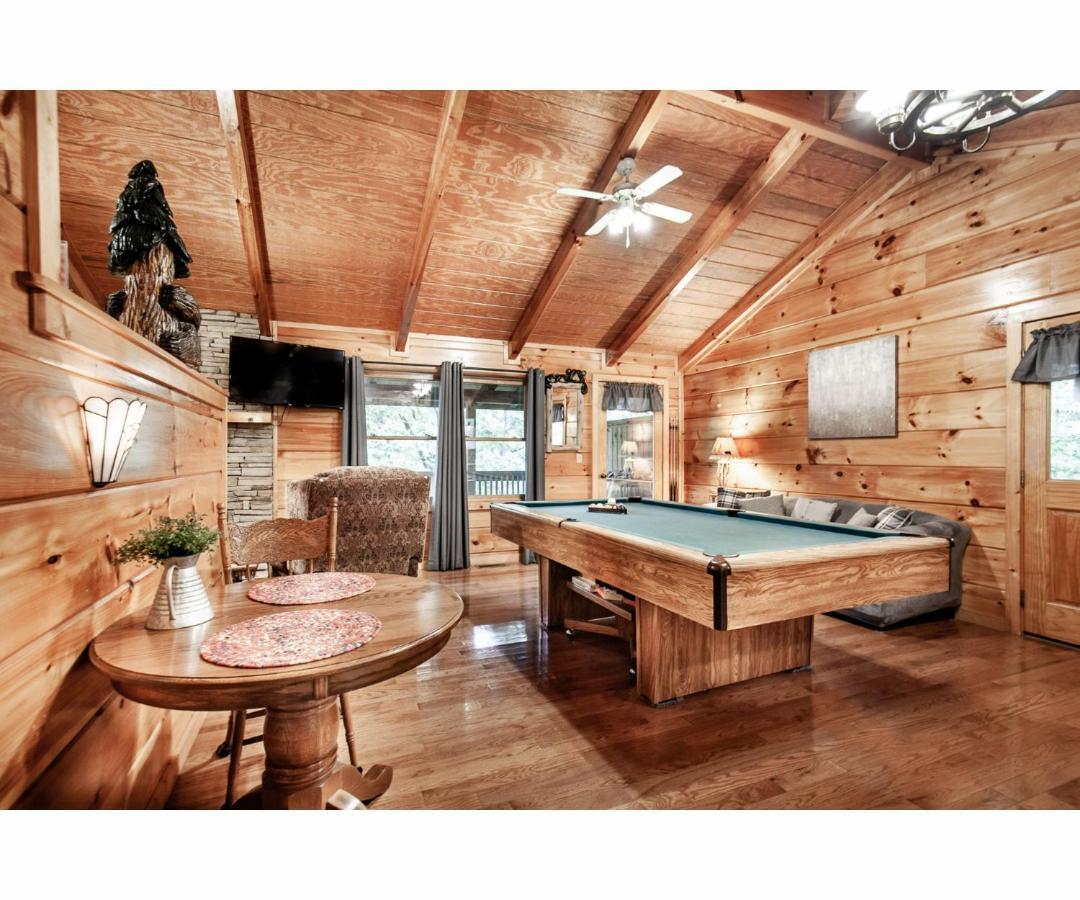 Villa Peekaboo With Hot Tub, Pool Table, And Jacuzzi Pigeon Forge Esterno foto