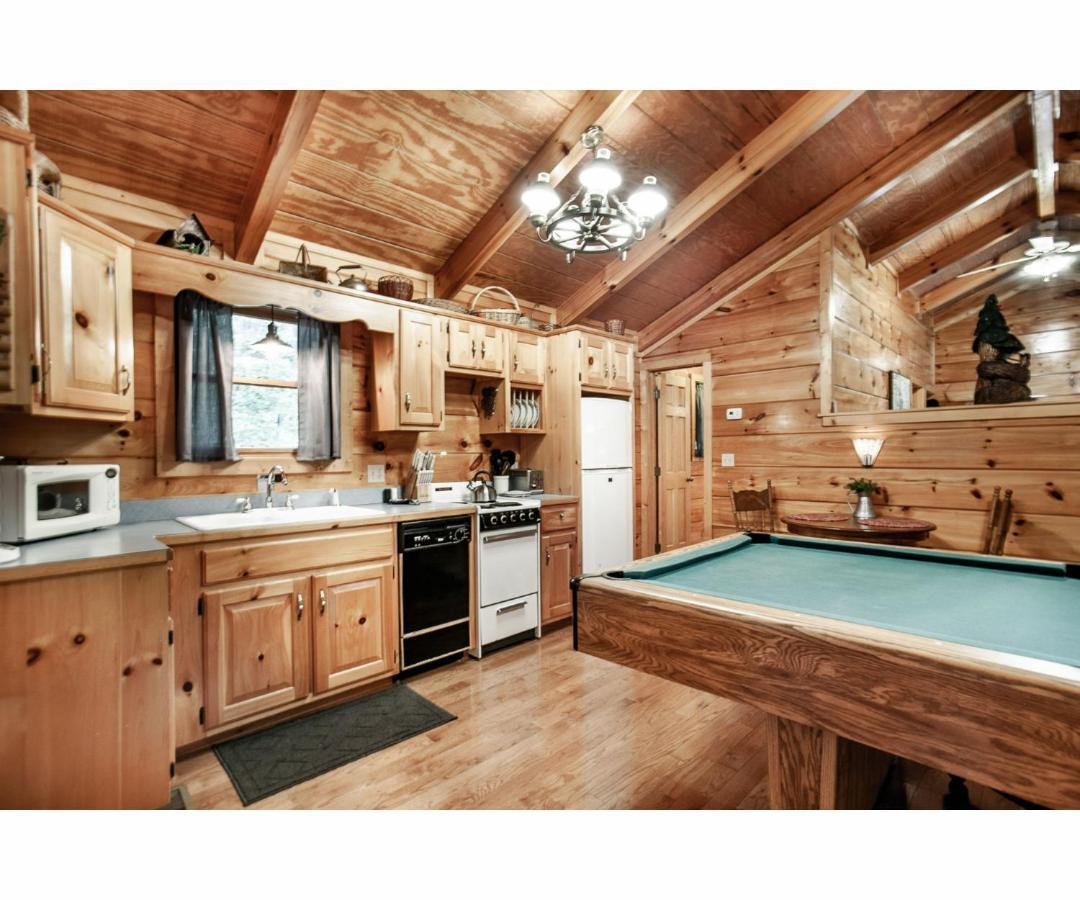 Villa Peekaboo With Hot Tub, Pool Table, And Jacuzzi Pigeon Forge Esterno foto