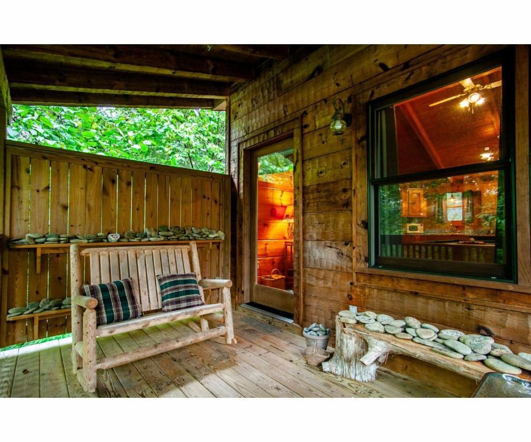 Villa Peekaboo With Hot Tub, Pool Table, And Jacuzzi Pigeon Forge Esterno foto