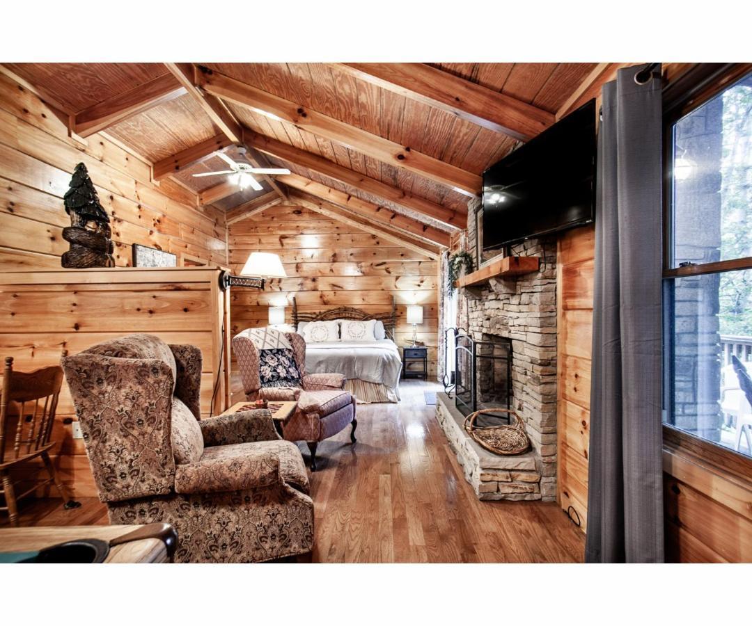 Villa Peekaboo With Hot Tub, Pool Table, And Jacuzzi Pigeon Forge Esterno foto