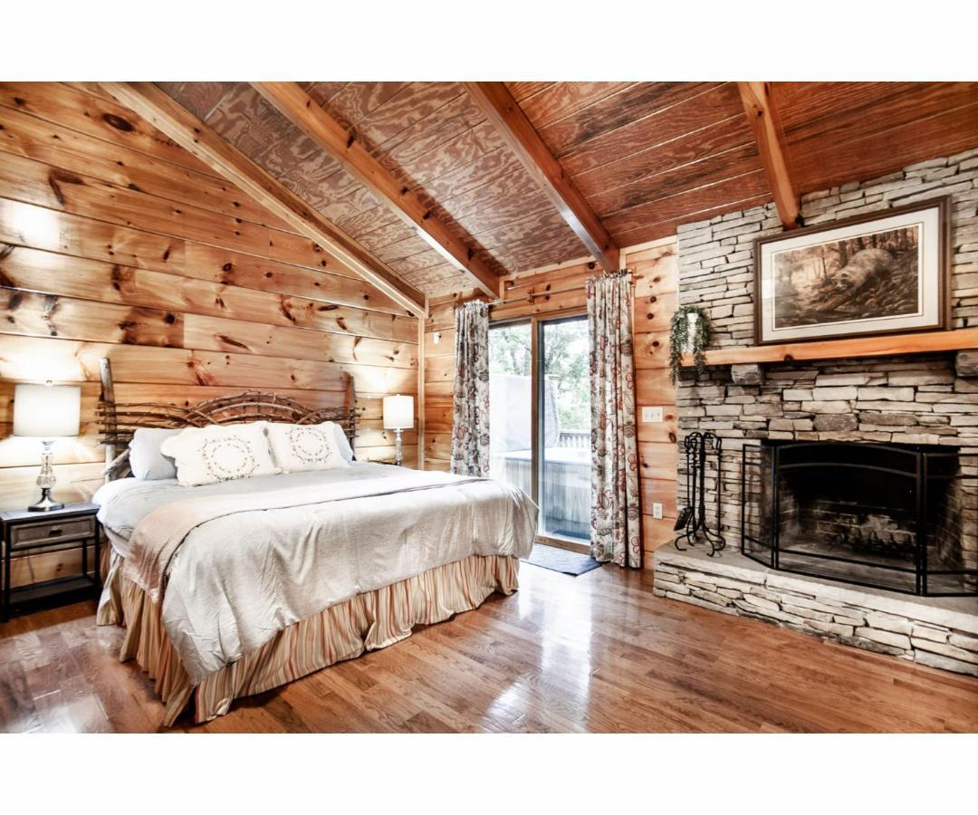 Villa Peekaboo With Hot Tub, Pool Table, And Jacuzzi Pigeon Forge Esterno foto
