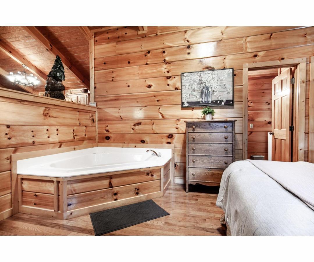 Villa Peekaboo With Hot Tub, Pool Table, And Jacuzzi Pigeon Forge Esterno foto