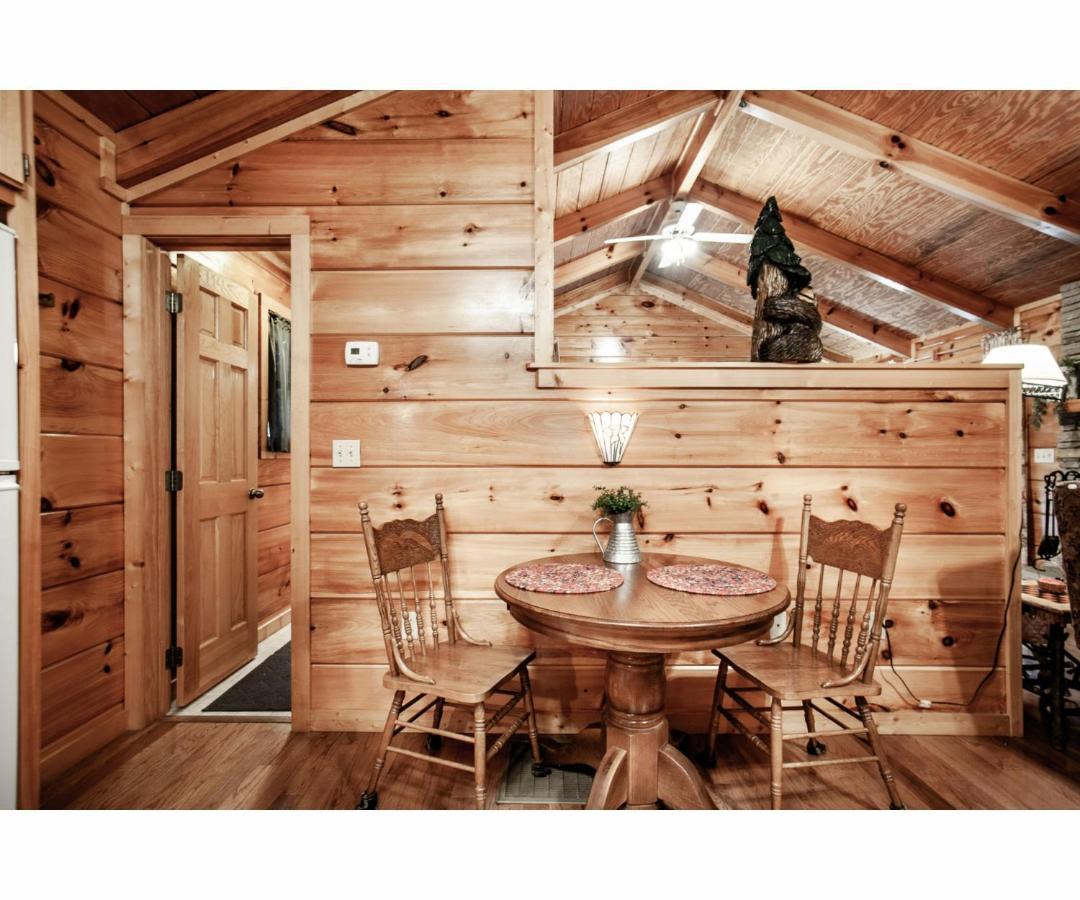 Villa Peekaboo With Hot Tub, Pool Table, And Jacuzzi Pigeon Forge Esterno foto