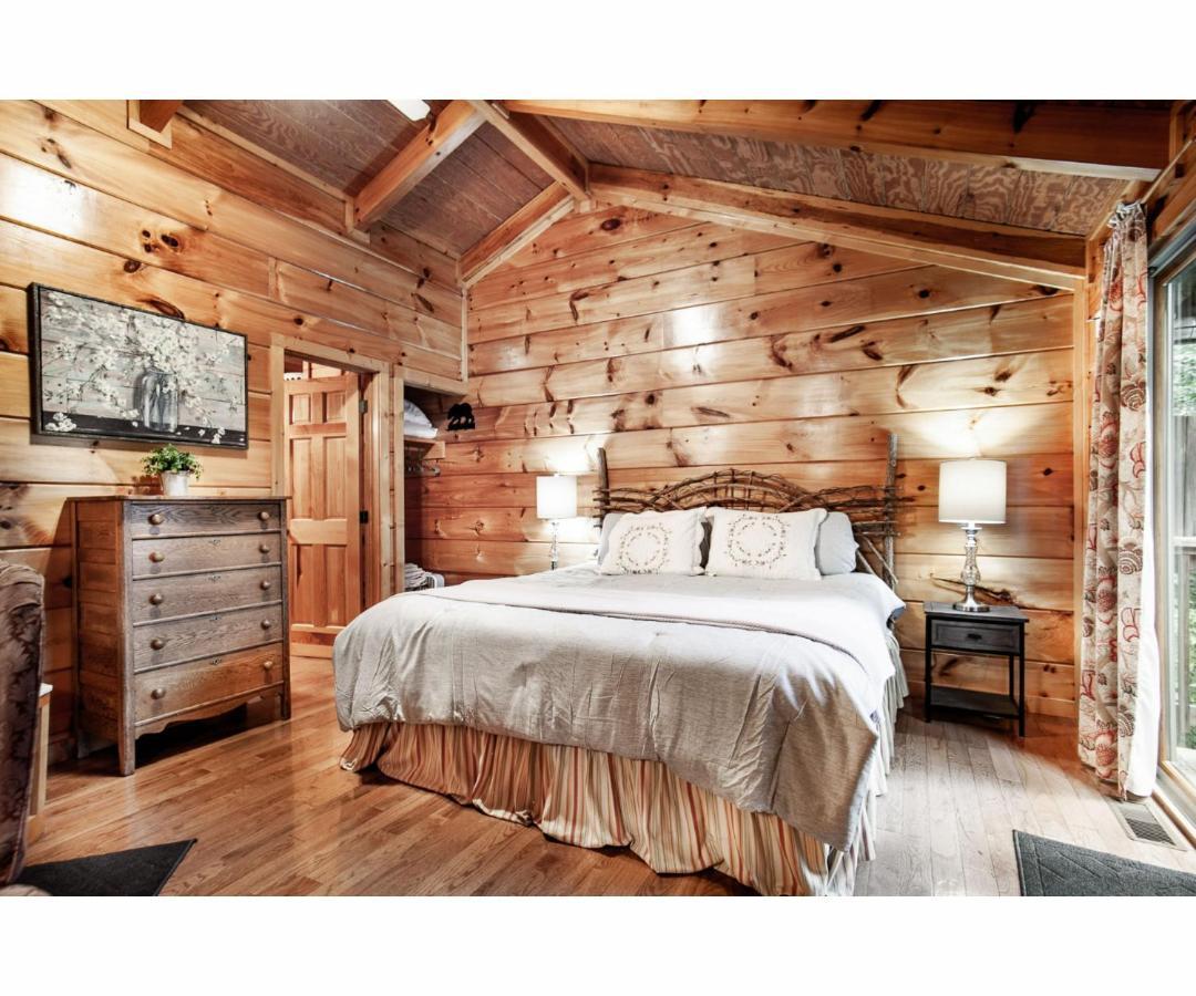 Villa Peekaboo With Hot Tub, Pool Table, And Jacuzzi Pigeon Forge Esterno foto