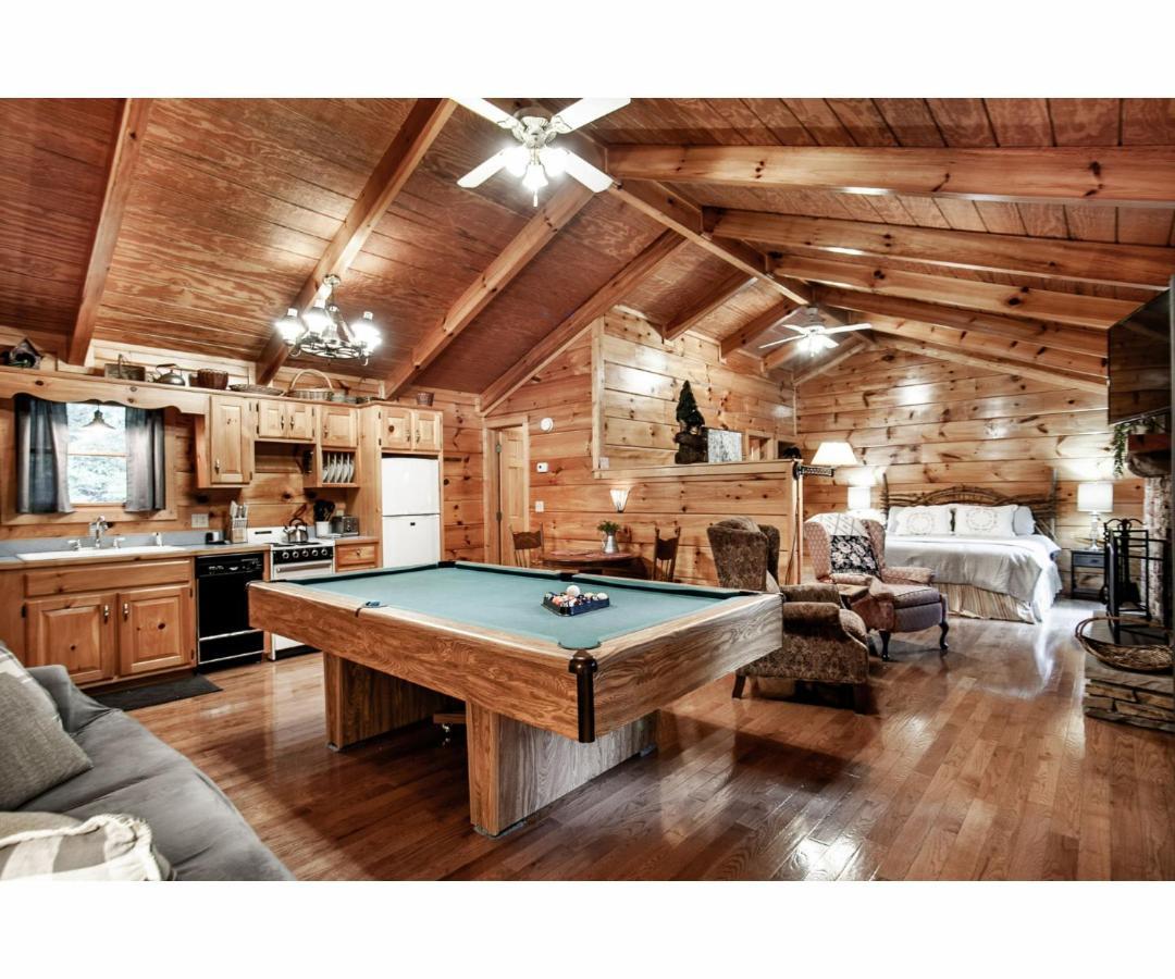 Villa Peekaboo With Hot Tub, Pool Table, And Jacuzzi Pigeon Forge Esterno foto