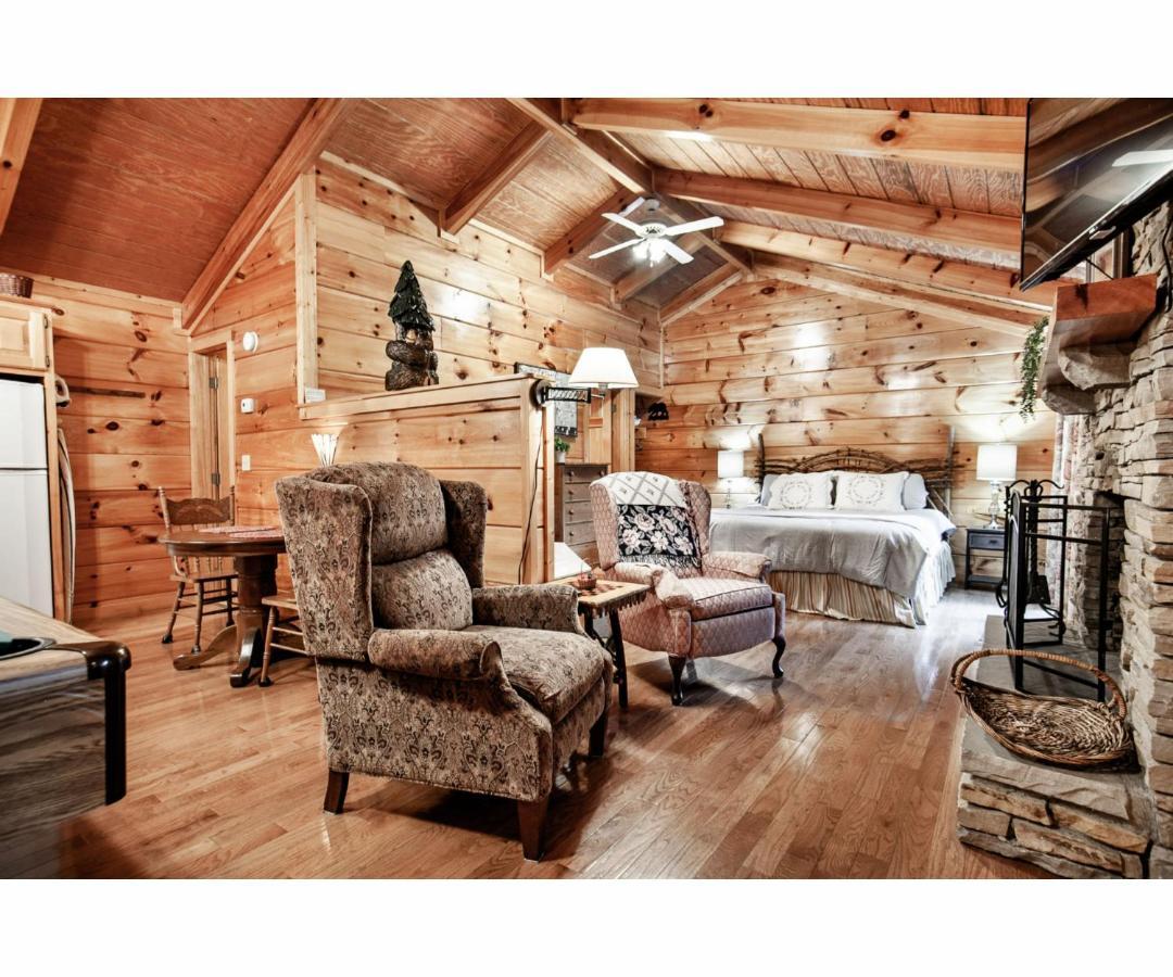 Villa Peekaboo With Hot Tub, Pool Table, And Jacuzzi Pigeon Forge Esterno foto