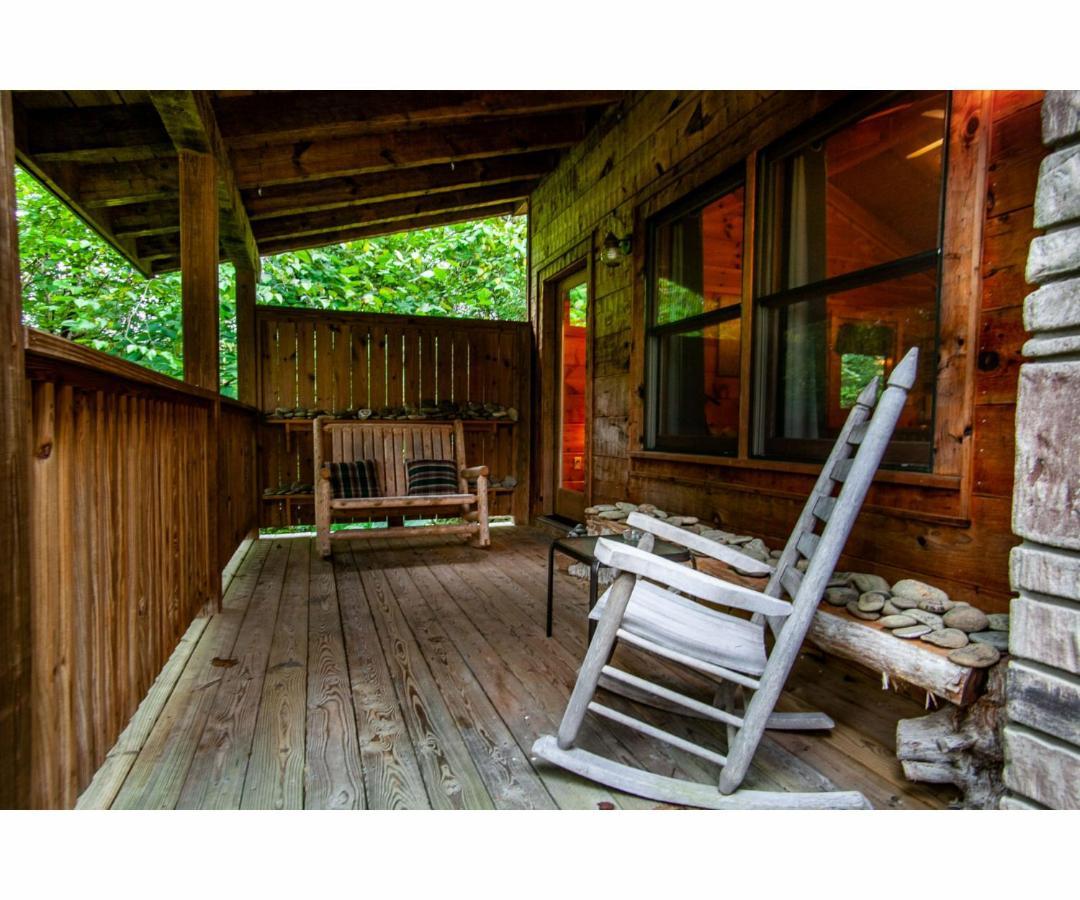 Villa Peekaboo With Hot Tub, Pool Table, And Jacuzzi Pigeon Forge Esterno foto