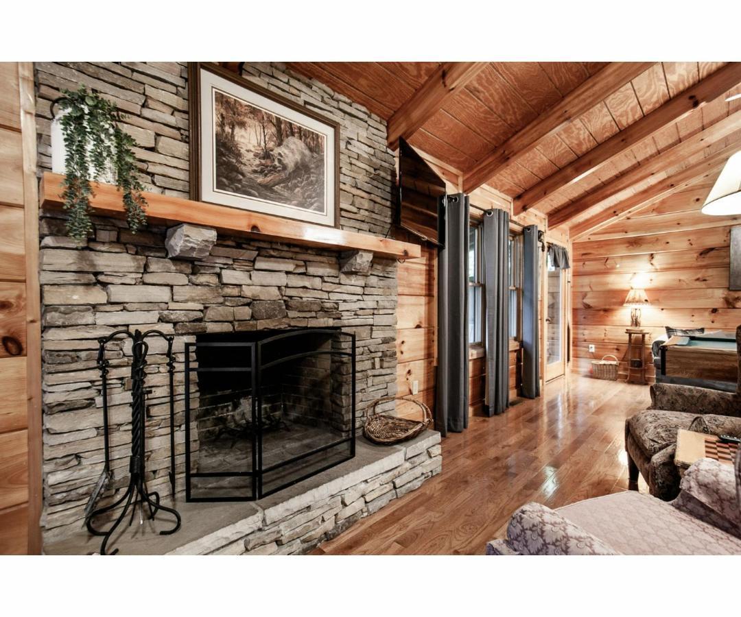 Villa Peekaboo With Hot Tub, Pool Table, And Jacuzzi Pigeon Forge Esterno foto