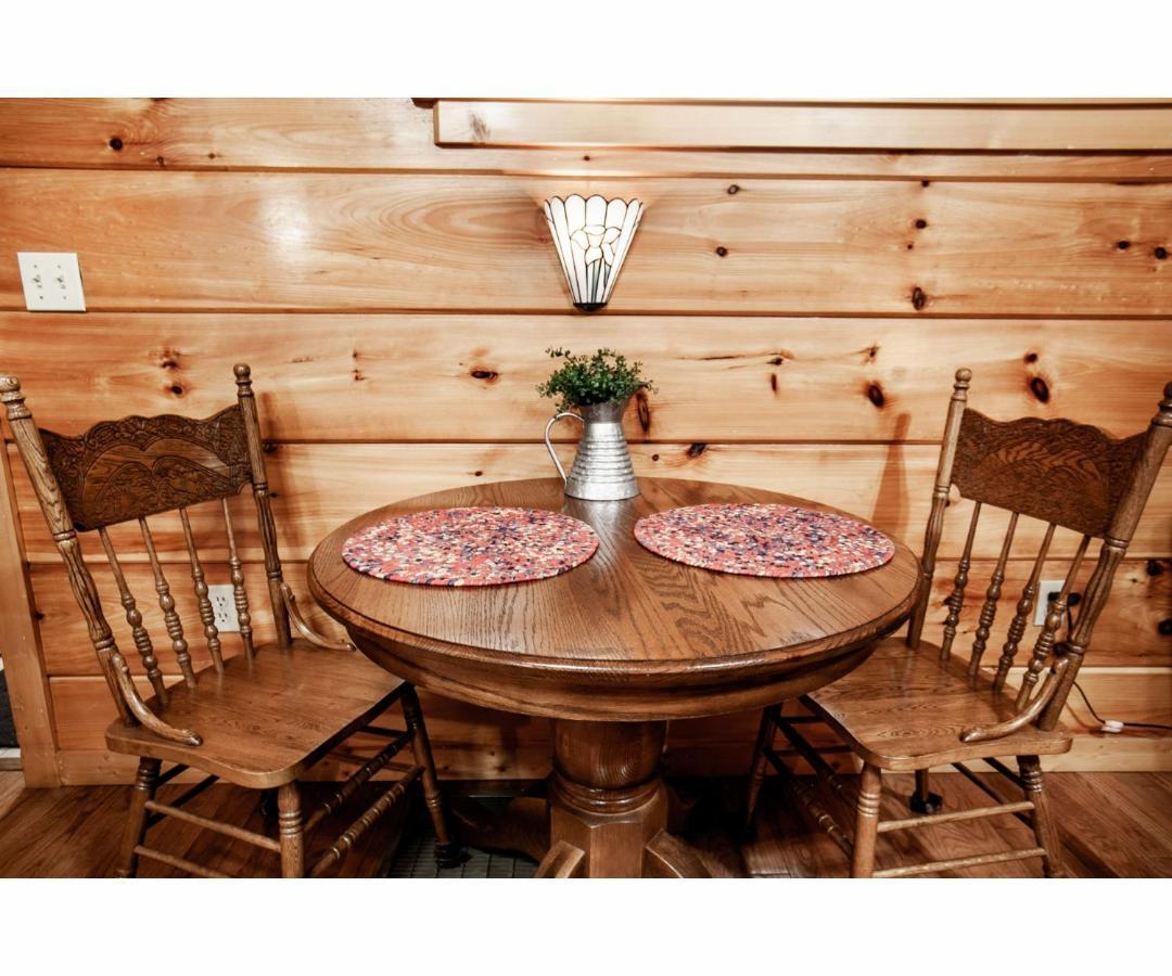 Villa Peekaboo With Hot Tub, Pool Table, And Jacuzzi Pigeon Forge Esterno foto