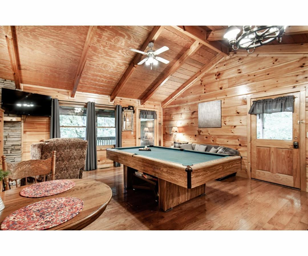 Villa Peekaboo With Hot Tub, Pool Table, And Jacuzzi Pigeon Forge Esterno foto