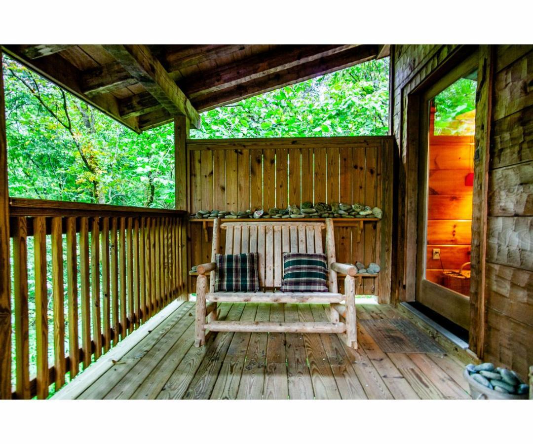 Villa Peekaboo With Hot Tub, Pool Table, And Jacuzzi Pigeon Forge Esterno foto