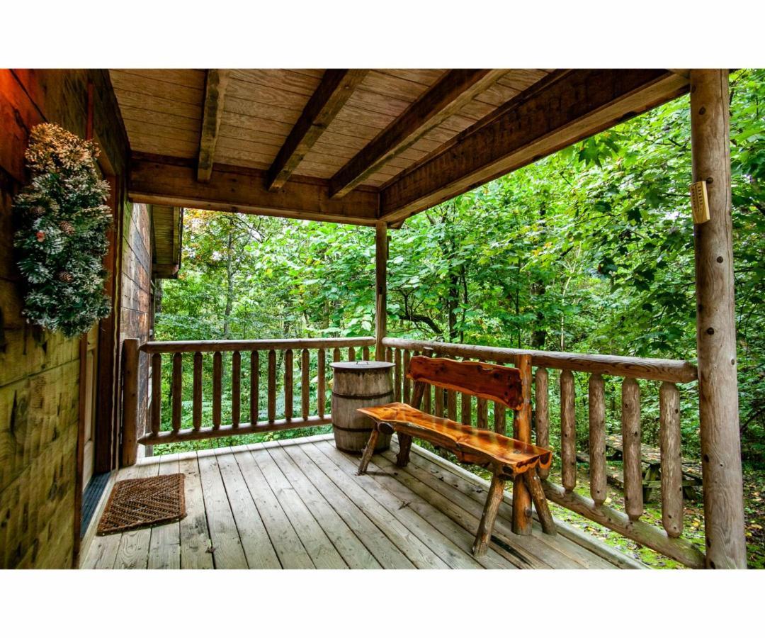 Villa Peekaboo With Hot Tub, Pool Table, And Jacuzzi Pigeon Forge Esterno foto