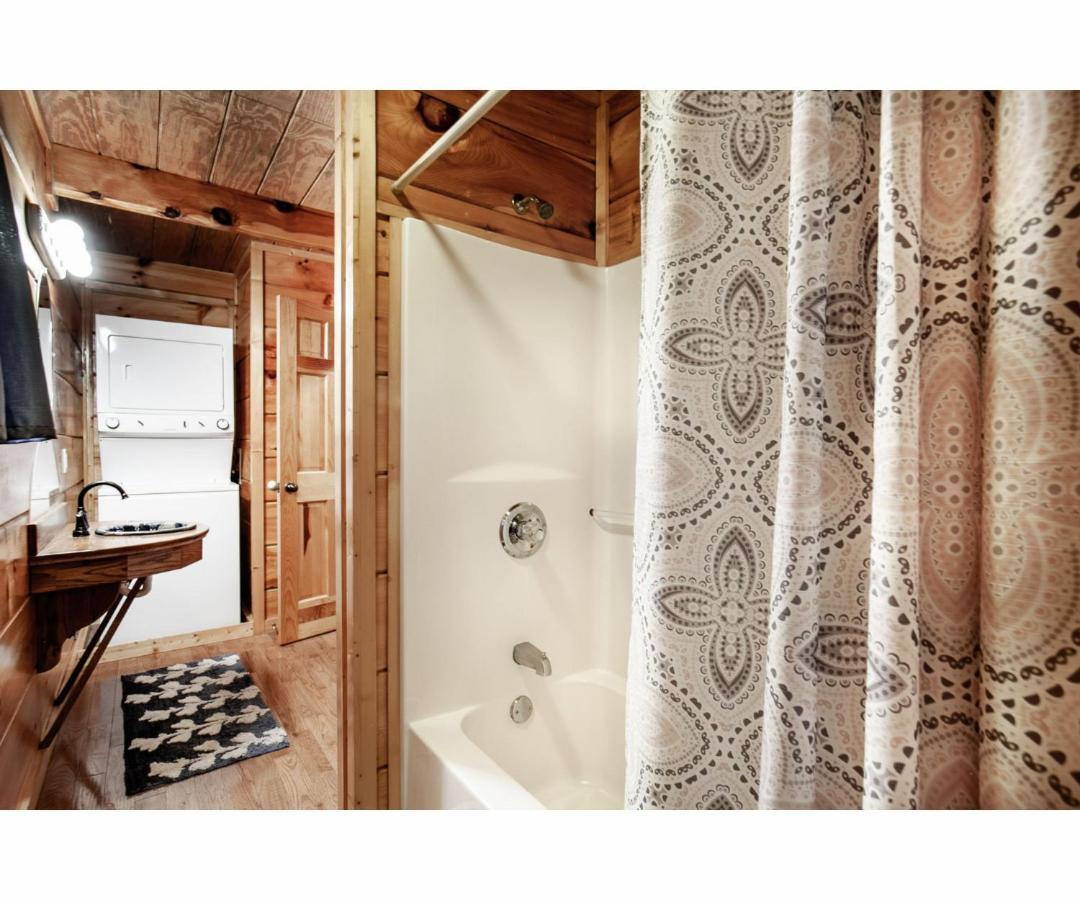 Villa Peekaboo With Hot Tub, Pool Table, And Jacuzzi Pigeon Forge Esterno foto