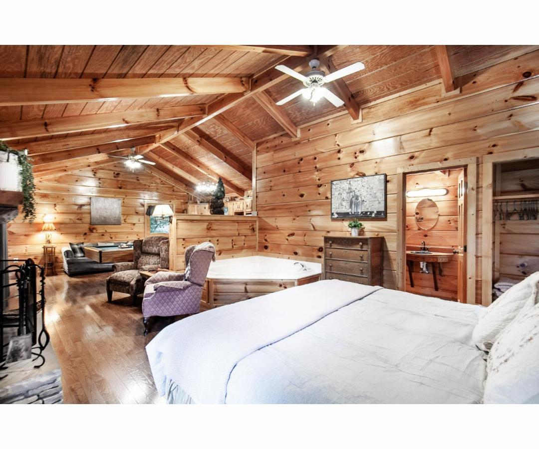 Villa Peekaboo With Hot Tub, Pool Table, And Jacuzzi Pigeon Forge Esterno foto