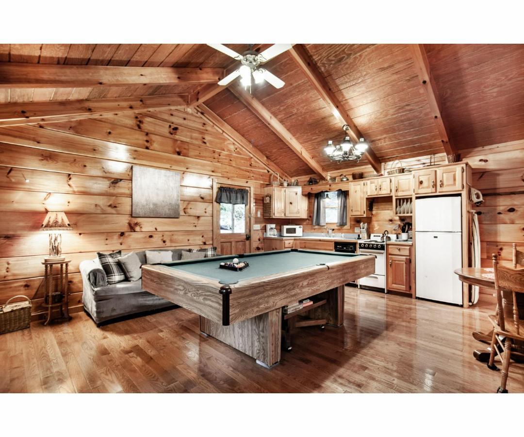 Villa Peekaboo With Hot Tub, Pool Table, And Jacuzzi Pigeon Forge Esterno foto
