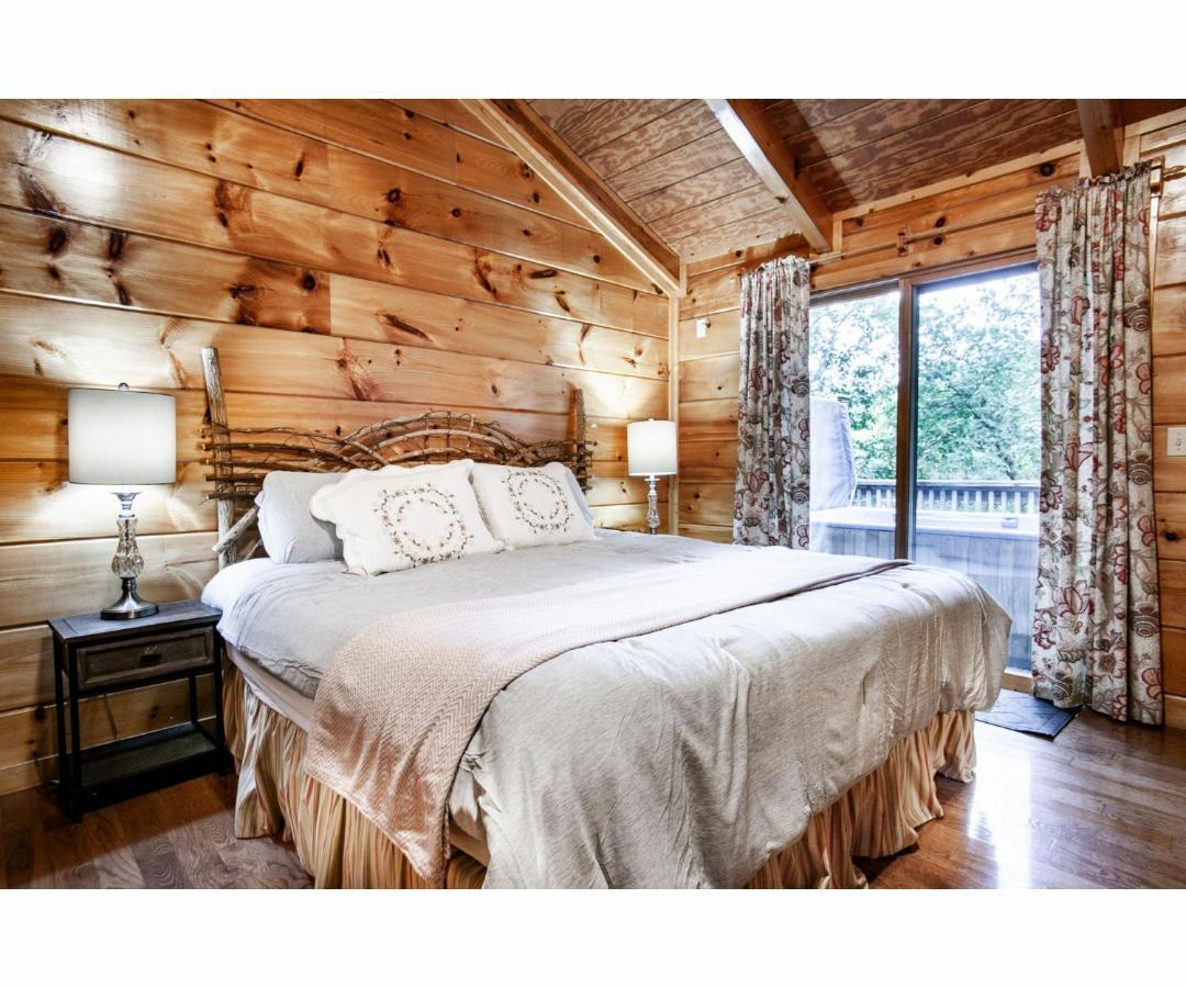 Villa Peekaboo With Hot Tub, Pool Table, And Jacuzzi Pigeon Forge Esterno foto