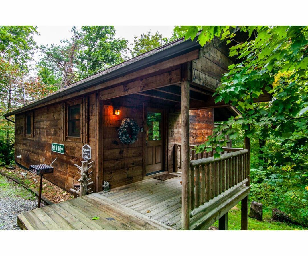 Villa Peekaboo With Hot Tub, Pool Table, And Jacuzzi Pigeon Forge Esterno foto