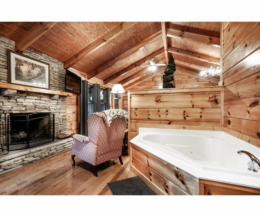 Villa Peekaboo With Hot Tub, Pool Table, And Jacuzzi Pigeon Forge Esterno foto