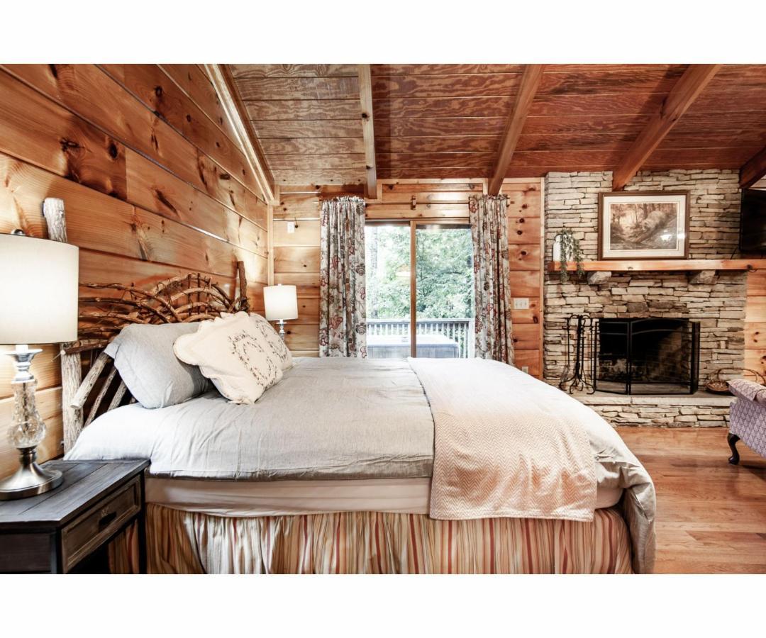 Villa Peekaboo With Hot Tub, Pool Table, And Jacuzzi Pigeon Forge Esterno foto