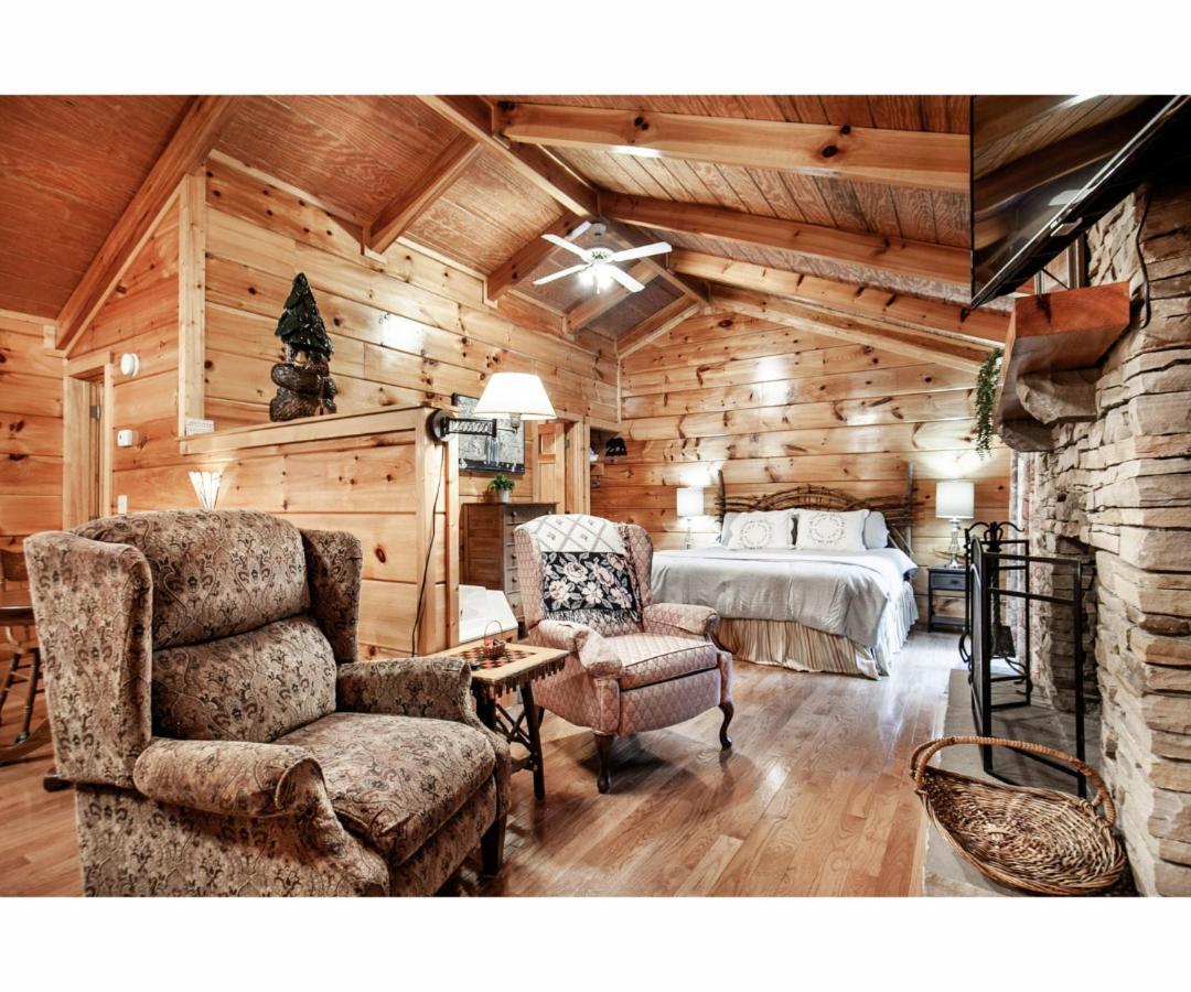 Villa Peekaboo With Hot Tub, Pool Table, And Jacuzzi Pigeon Forge Esterno foto