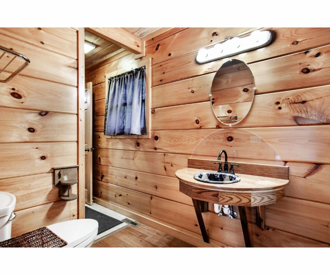 Villa Peekaboo With Hot Tub, Pool Table, And Jacuzzi Pigeon Forge Esterno foto