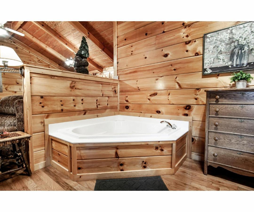 Villa Peekaboo With Hot Tub, Pool Table, And Jacuzzi Pigeon Forge Esterno foto