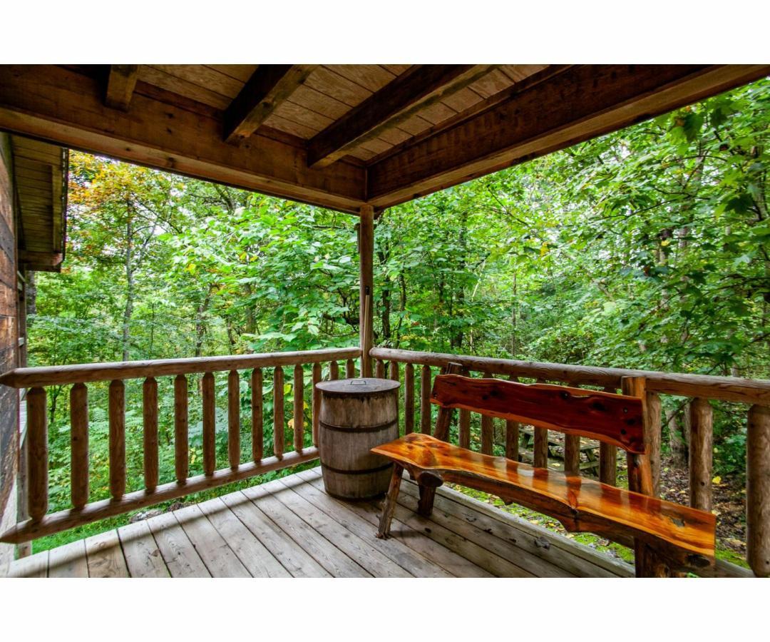 Villa Peekaboo With Hot Tub, Pool Table, And Jacuzzi Pigeon Forge Esterno foto