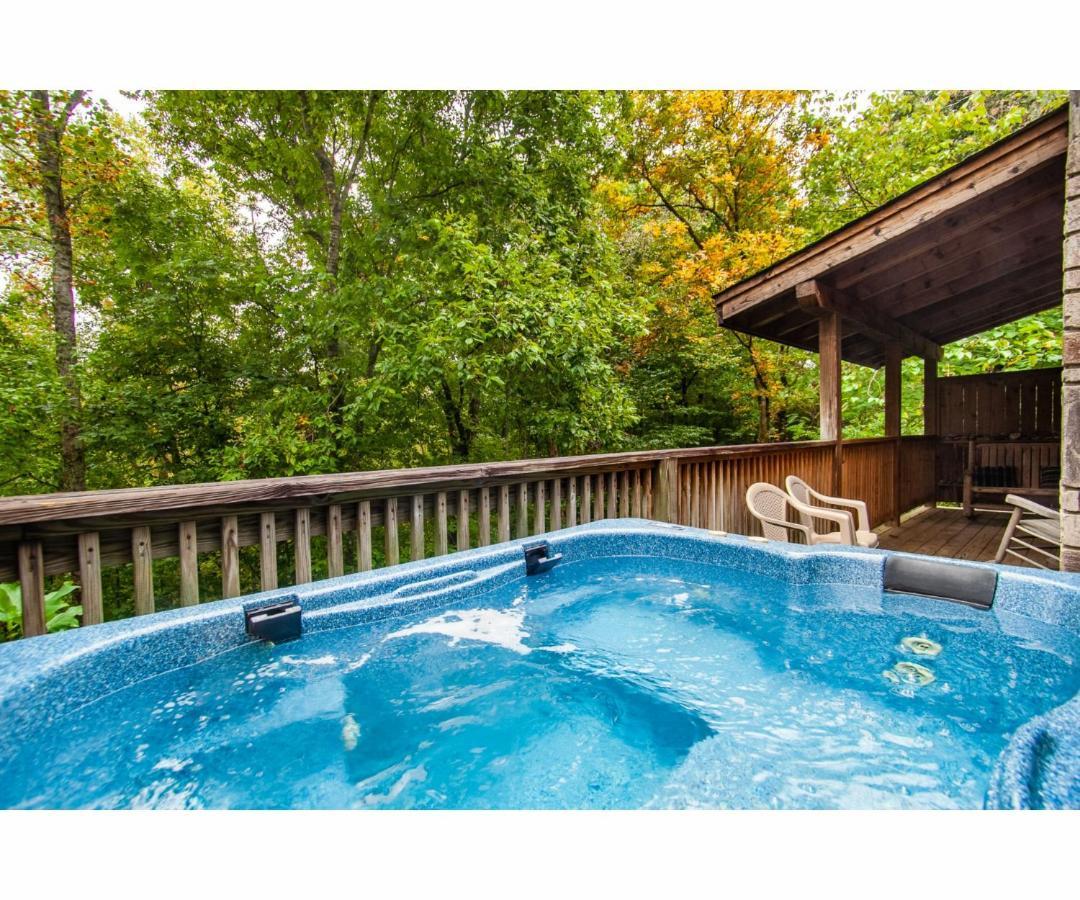 Villa Peekaboo With Hot Tub, Pool Table, And Jacuzzi Pigeon Forge Esterno foto