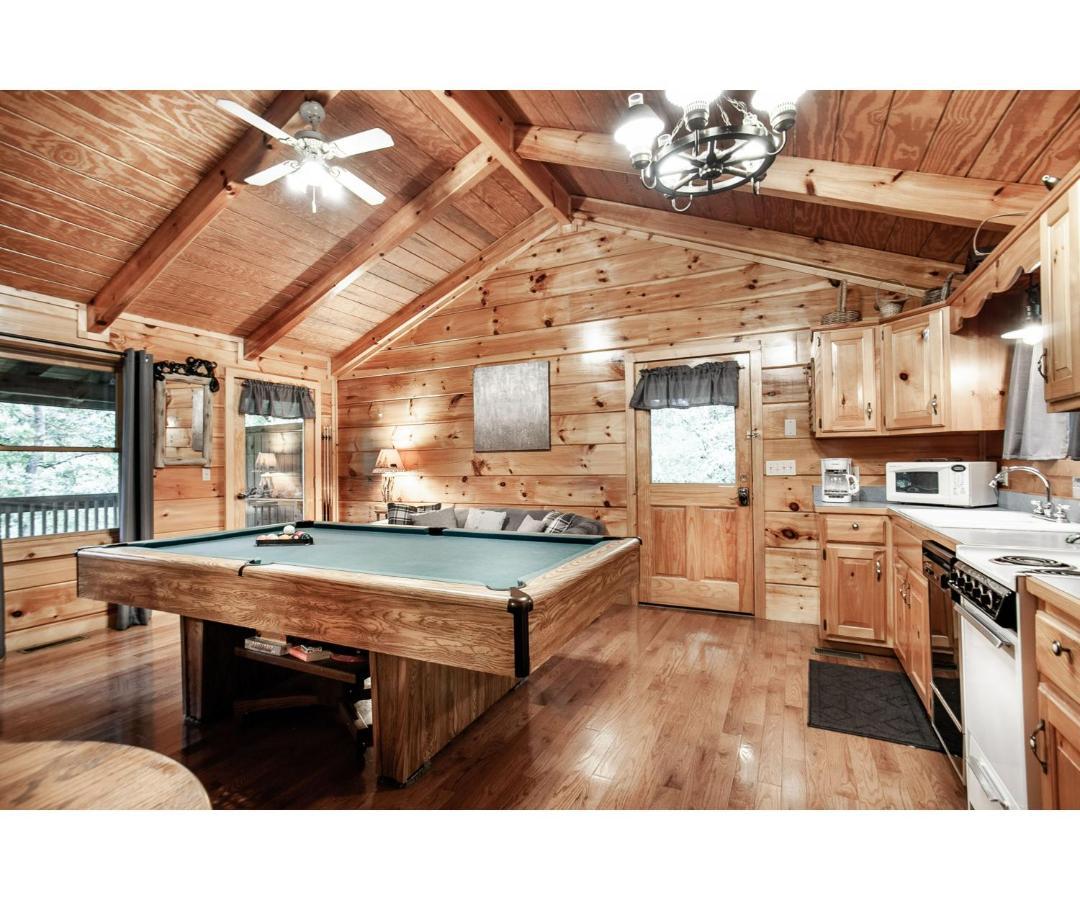 Villa Peekaboo With Hot Tub, Pool Table, And Jacuzzi Pigeon Forge Esterno foto